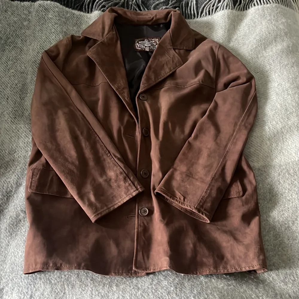 Säljer denna vintage suede leather jacka.  Är väldigt snygg och bra kvalitet. Inte normal i storlek, så rekommenderas för personer i storlek från S-L.. Jackor.
