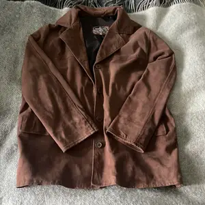 Säljer denna vintage suede leather jacka.  Är väldigt snygg och bra kvalitet. Inte normal i storlek, så rekommenderas för personer i storlek från S-L.