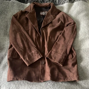 Suede Leather Jacket - Säljer denna vintage suede leather jacka.  Är väldigt snygg och bra kvalitet. Inte normal i storlek, så rekommenderas för personer i storlek från S-L.