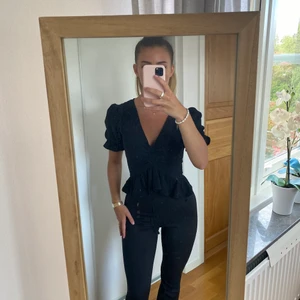 Svart topp - Säljer en söt topp från BikBok i storlek XS! 🤗