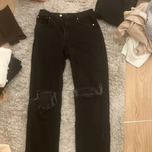 Jeans  - Svarta fina jeans. Ändats använda 1 gång. Väldigt fint skick. Storlek 38. Kan fraktas men då står köparen för frakt! 