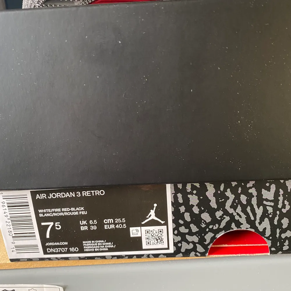 Tjena! Har dessa feta Air Jordan 3 Fire Red 2022 inne som är köpta direkt från SNKRS. De är storlek 40.5 Eu! Kontakta mig vid frågor eller om andra funderingar . Skor.