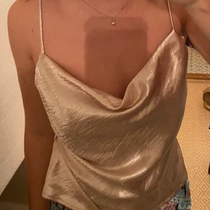 Guld linne - Guld linne. Jätte fint. Bra skick. Ja har knutit banden men den kan alltså vara längre. Tryck inte på ”köp nu” funktionen. Köparen står för frakt ❤️