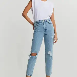 Ett par jeans från Ginatricot som ja säljer för att ja inte har användning av dem, dem är super sköna och bra i storlek💞storlek 36, men  skulle definitivt kunna passa 34 också💞köptes för 499kr