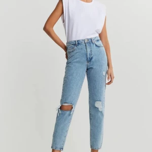 Jeans från Ginatricot  - Ett par jeans från Ginatricot som ja säljer för att ja inte har användning av dem, dem är super sköna och bra i storlek💞storlek 36, men  skulle definitivt kunna passa 34 också💞köptes för 499kr