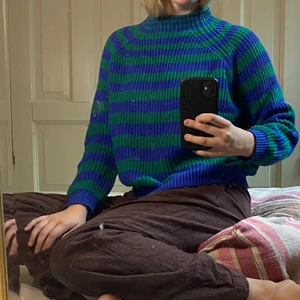 Randig stickad tröja  - Blå o grön randig stickad tröja från mango i storlek S. Mjuk i tyget/garnet. Fin alla årstider🍁☀️❄️🌸