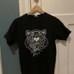 Kenzo Paris Tröja - Fet Kenzo tröja i storlek xs i riktigt bra skick! Inköpspris: 1000kr. Köp för 500! Pris kan diskuteras, frakt tillkommer!