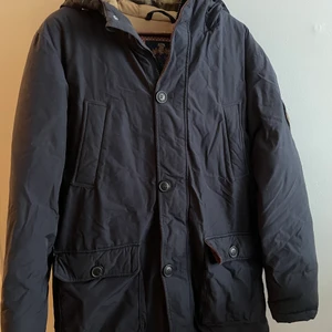 Mörkblå Morris dunjacka strl S  - Säljer en mörkblå dunjacka av märket Morris  Skickas smidigast för 99kr spårbart paket 