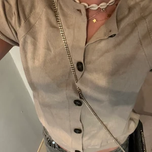 Mauro grifoni blus / kofta  - En jätte fin blus/kofta från mauro grifoni i beige med svata knappar som passr till balla årstider. Vet inte orginal priset beroende på att det är köpt va längesen. Men mycket bra sick så säljer för 600. Pris kan diskuteras.