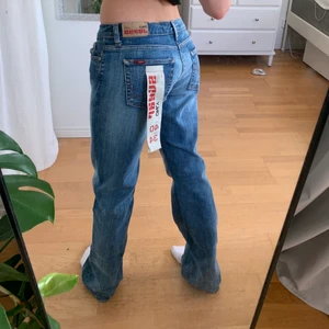 Only jeans - Lågmidjade straightleg jeans från only 🤍 supersnygga och helt nya🤍 jag är 168 cm och de är lite långa på mig, strl 40/34 men passar mig bara lite stort som är W27-29 så jämför måtten<3 midjemått:40 cm tvärsöver, innerbenslängd:84 cm