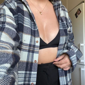 Flanellskjorta blå - En ball flanellskjorta i ett blårutigt mönster! Mjuk o go och samtidigt snygg! Använt skick! Storlek xxl men skulle mer säga s/m.. köparen står för frakten (39kr)💖