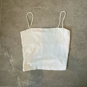 Urgulligt linne Gina tricot✨ - Urgulligt vitt linne från Gina tricot💓Perfekt nu till sommaren💞Skriv vid intresse eller frågor💗