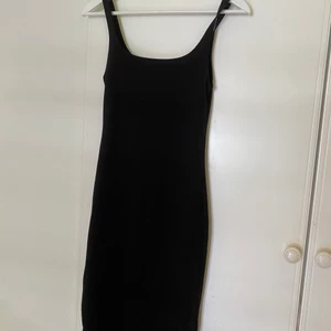 Svart långklänning från Zara - Svart tajt klännings, går ner till vaden. Superfin! Med en sluta i bak. 