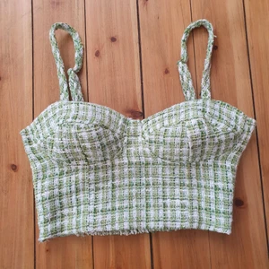 Grön &vit crop top (MÄRKE=stradivarius) - Crop top i grön och vit färg från stradivarius. Denna crop top är helt ny, har aldrig haft på mig den. Önskar man att jag skickar en bild med den på, är det bara att kontakta mig.