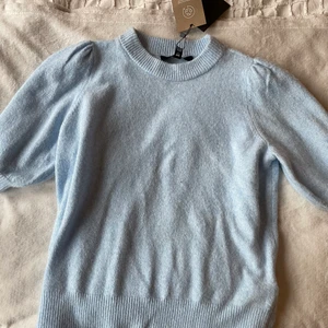 stickad topp - säljer denna stickade topp från veromoda, strl L men känns som en S, aldrig använd prislapp kvar🫶🏼