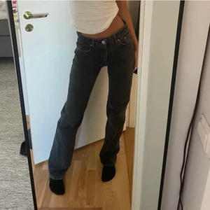 Zara jeans (mörkgrå) - !!!Två första bilderna är lånade!! Säljer mina midrise zara jeans i mörkgrå då de inte kommer till användning längre, storlek 36 och i bra skick ❤️❤️❤️ hör av er för frågor och fler bilder 