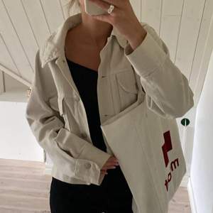 Snygg ljus beige/vit jeansjacka. Som HELT NY❤️ Köptes för 400 kr från ZARA