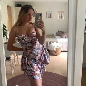 Blommig sommarklänning - Urgullig sommarklänning i storlek 38. Frakt diskuteras vid intresse