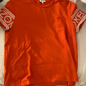 En orange/röd kenzo tröja i storlek M som är använd fåtal gånger och är i bra skick. 