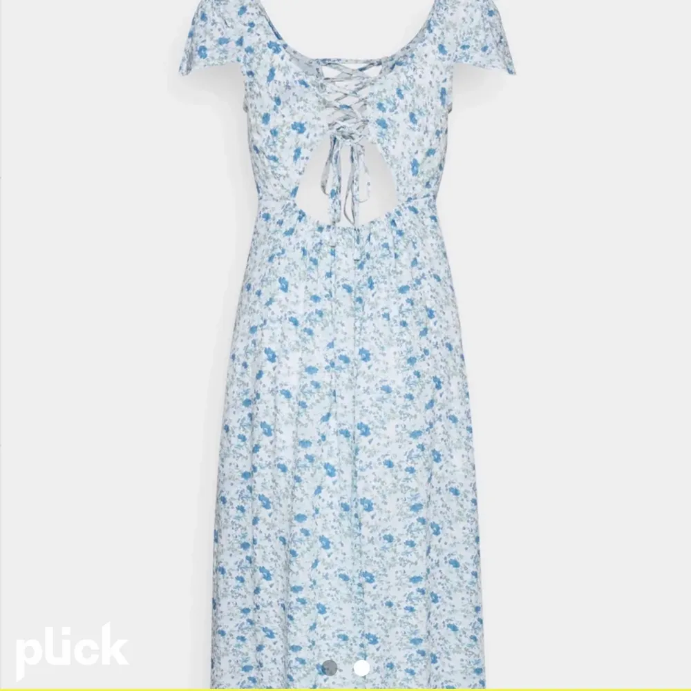 Laddar upp denna på nytt! Säljer denna as fina klänning från hollister! Använd en gång! Den är i storlek L men skulle säga att den mer är som en M . Klänningar.
