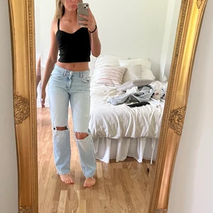 Mid Rise jeans zara - Mid Rise jeans me hål från zara. Använda några gånger säljer då de börjar bli lite små. Köpta för 360kr säljer för 150kr. Jag är 171cm