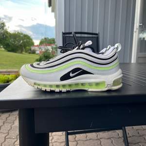 Säljer ett par Air Max 97:or i vitt med detaljer som lyser i mörkret. Använda cirka 4-5 gånger och är i storlek 36.5.