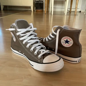 Converse CHUCK TAYLOR ALL STAR 42,5 - Säljer mina converse chuck taylor all star i färgen charcoal, storlek 42,5 skorna är unisex o är endast använda 2 skoldagar så skorna ser helt nya ut ingen skillnad emot ett nytt par. Är nämligen i behov av pengar så säljer iväg dessa för 350. 