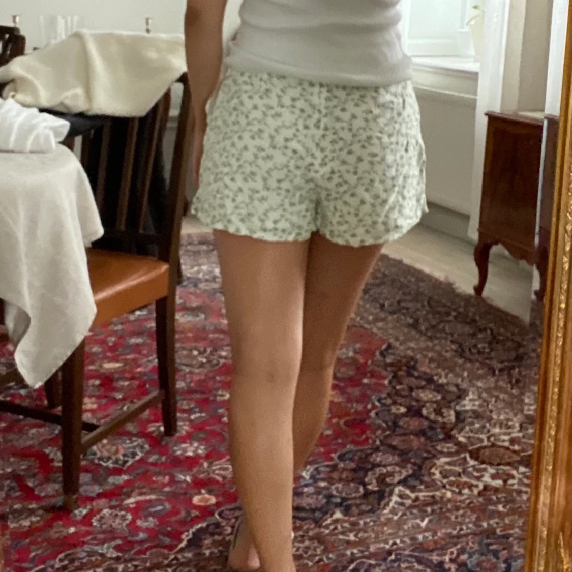 Småblommiga shorts i strl. S - 91