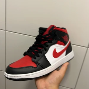 Jordan 1 mid gym red - Hej jag säljer jordan 1 mid gym red