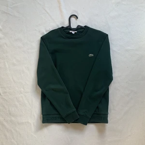 Grön Lacoste Crewneck - - 3 år gammal crewneck från Lacoste - Storlek S - Köpt i USA - Inga tyd på användning - Meddela innan du köpets 