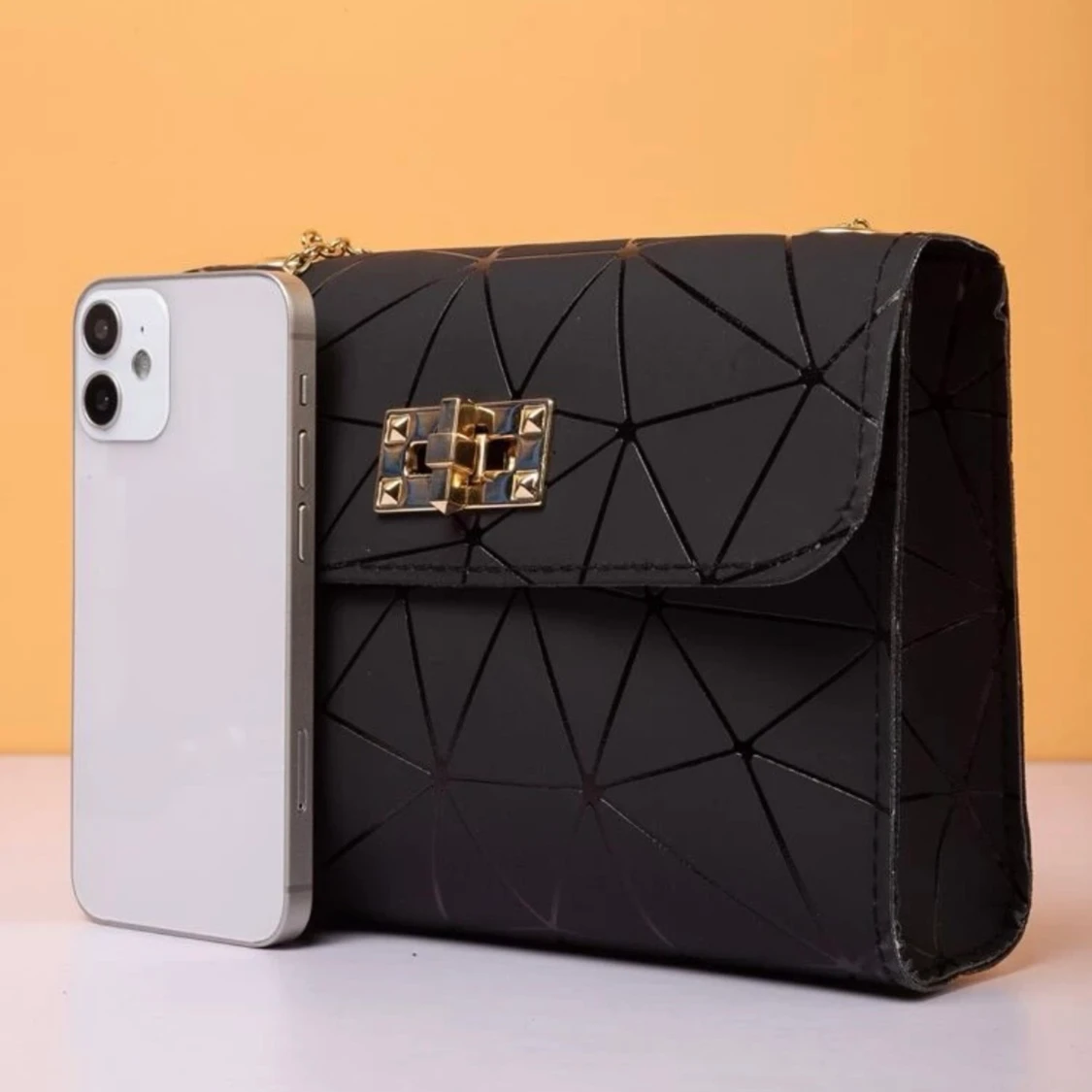 Liten svart väska med vridlås.  - 90