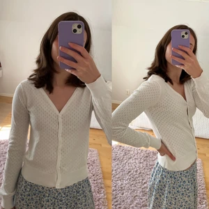 2 söta koftor - Båda i väldigt fint skick och sköna material. Säljer då jag har för många såna här småkoftor men de är verkligen mysiga att ha på sig. Båda för 120, en för 65 (fraktpriset är för båda)✨