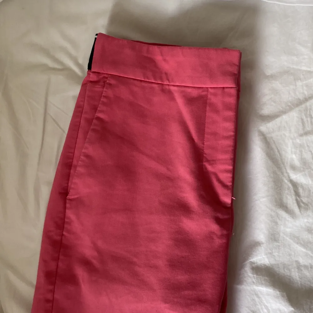 Hej jag säljer mina rosa & blåa kostymbyxor i samma modell. Stl S men passar även XS. Använt dem ungefär 3 gånger, (som nya). 80kr styck eller 2 för 145kr. ⚠️KÖPAREN STÅR FÖR FRAKTEN⚠️. Jeans & Byxor.