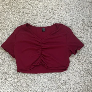 Topp - Säljer denna topp då den aldrig kommer till användning 💗