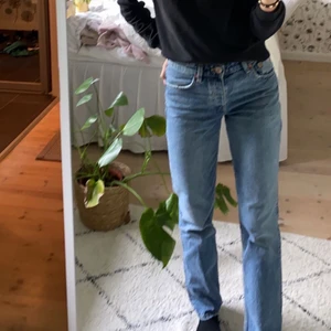 Zara straight jeans - Säljer dessa jeans från Zara då det har blivit för små för mig. De är k modellen Straight Mid waist (den populära). De är den perflera blåa färgen! ⭐️ Använd fåtal gånger, inga direkta tecken på användning.