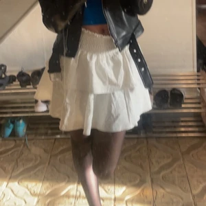 KJOL - Säljer min jättesnygga volangkjol!! Den passar mig som har 34 i byxor! Men hade kunnat passa en 36:a också!! Så fin💘❤️