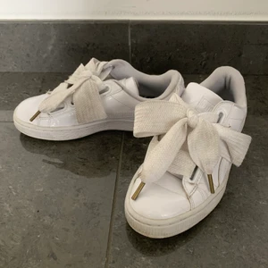 Puma sneakers med rosett stl 36 - Säljer mina Puma sneakers i stl 36. De skulle behöva tvättas lite men annars i väldigt fint skick. Sparsamt använda. Köparen står för frakten.