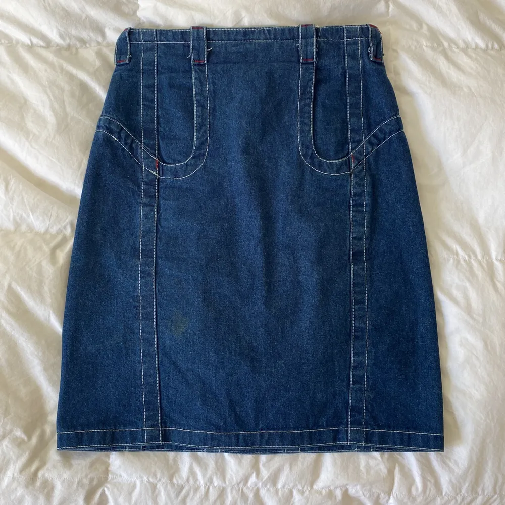 Jeans kjol med stor ficka framtill och snygga detaljer där bak! Inga defekter förutom en fläck på framsidan som jag tror går bort i tvätten. (Inget jag ansvarar över😁) passar på mig som har xs/26 i midjan⭐️jag är 157⭐️. Kjolar.