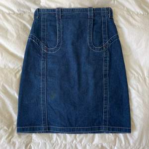 Jeans kjol med stor ficka framtill och snygga detaljer där bak! Inga defekter förutom en fläck på framsidan som jag tror går bort i tvätten. (Inget jag ansvarar över😁) passar på mig som har xs/26 i midjan⭐️jag är 157⭐️