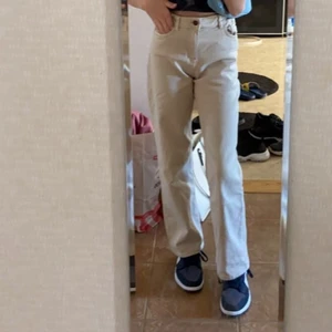 Beiga jeans - Beiga jeans från Lindex. Använda ett fåtal gånger så i fint skick. Strl 152