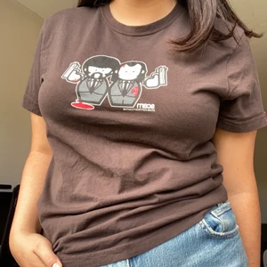 T-shirt Pulp Fiction - Standard brun t-shirt med en påtryckte tecknad bild från Pulp fiction filmen. Använts en gång.