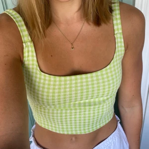 Zara top - En fin somrig top från Zara i storlek M. Skön passform med lite urringning. Aldrig använd med prislappen kvar💓✨