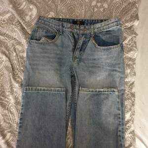Säljer mina blå lågmidjade jeans för att de är lite för korta och små i midjan, jag är 167, skulle nog passa någon som är 160-165 och som har lite mindre höfter och midja. Kontakta för mer information!💓
