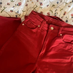 Röda jeans  - Superfina röda jeans från H&m. Tyvärr är dom lite korta benen på mig, därav säljer jag dom. Köpta i höstas så finns inte kvar i lager. Fint skick!