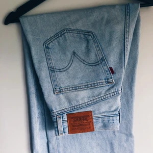 Levis jeans hig loose - Ljusblåa Jeans från levis i modellen high loose✨ W27 och L31.  Välanvända men i riktigt bra skick! Säljer då dem är för korta på mig som är 183 cm lång. Kan skicka fler bilder. Frakt tillkommer! (Andra bilden är lånad från junkyard)