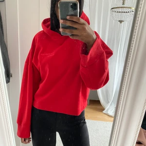 Hoodie - Röd hoodie från ginatricot, har ett litet tryck som är väldigt diskret då det är samma färg som tröjan. Använd endast 1/2 ggr så väldigt bra skick, spårbar frakt tillkommer på 51 kr❤️