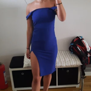 Klänning med slits - Stilren klänning i strl S. Aldrig använd, därav i ett gott skick. Frakten kostar 66 kr och är spårbar.