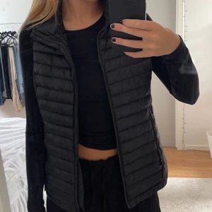 Svart dunväst - Används tyvärr inte längre, väldigt bra skick
