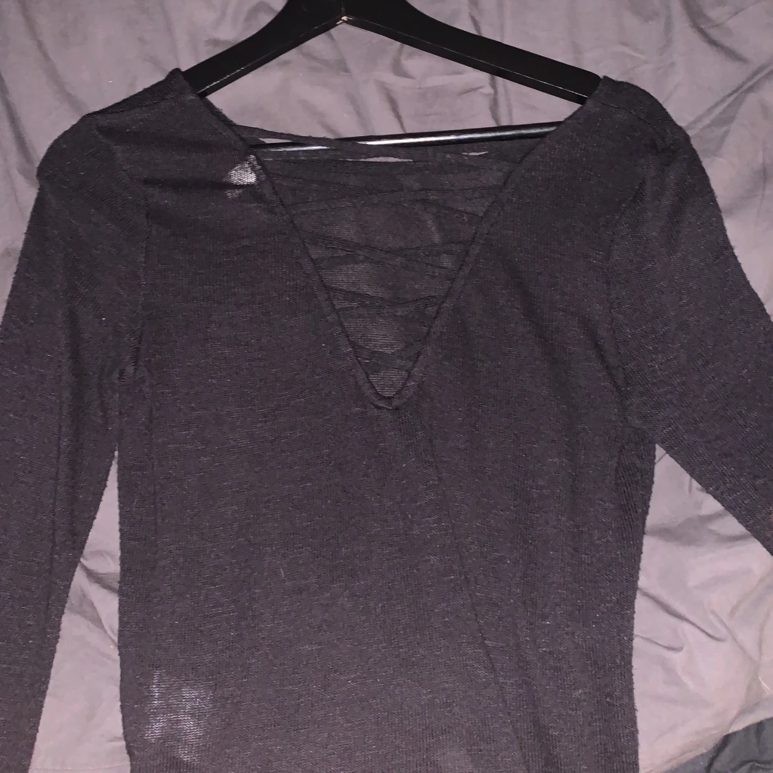 långärmad svart tröja med urringning 