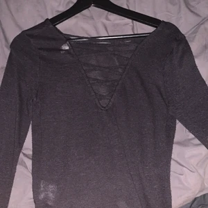 långärmad svart tröja med urringning  - svart långärmad tröja med urringning och ”snörning”. superfint skick. storlek M